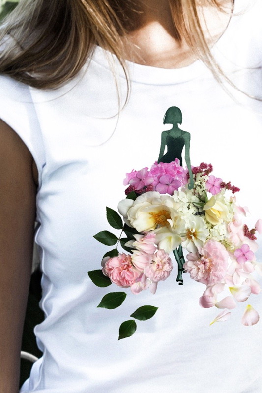 Белая женская футболка с цветочным принтом